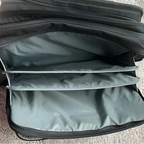 Briggs & Riley Travelware Style# kbc403-4 Black Executive Expandable Briefcase - Picture 15 of 16